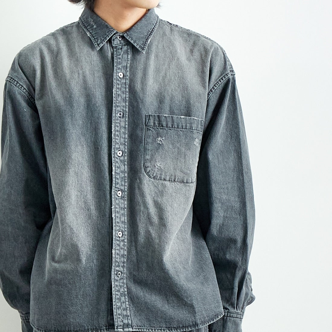 VALTA [ヴァルタ] 別注 デニムシャツ [VA24AW3040-JF] 710 BLACK &&モデル身長：179cm 着用サイズ：L&&