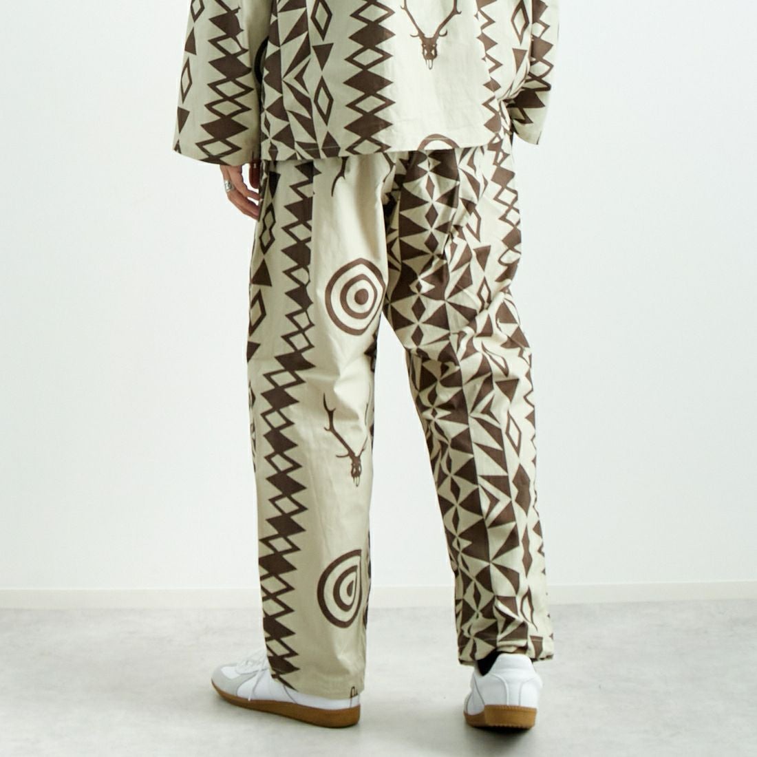 South2West8 [サウスツーウエストエイト] ベルテッド センターシームパンツ [PU498] B NATIVE S &&モデル身長：179cm 着用サイズ：L&&