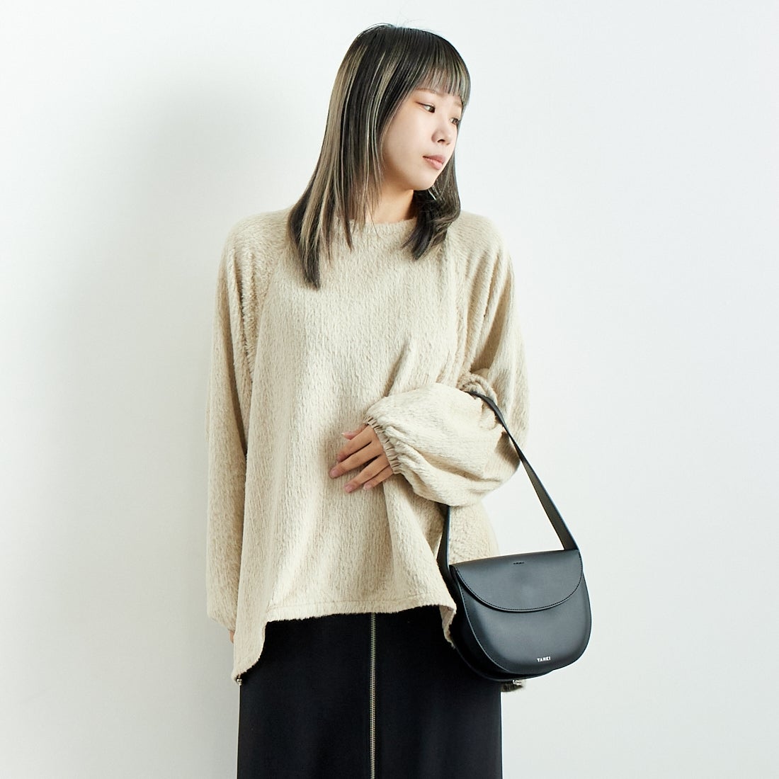 CHIGNON [シニヨン] シャギーニットソープルオーバー [8645-290MK] L.BEIGE &&モデル身長：167cm 着用サイズ：F&&