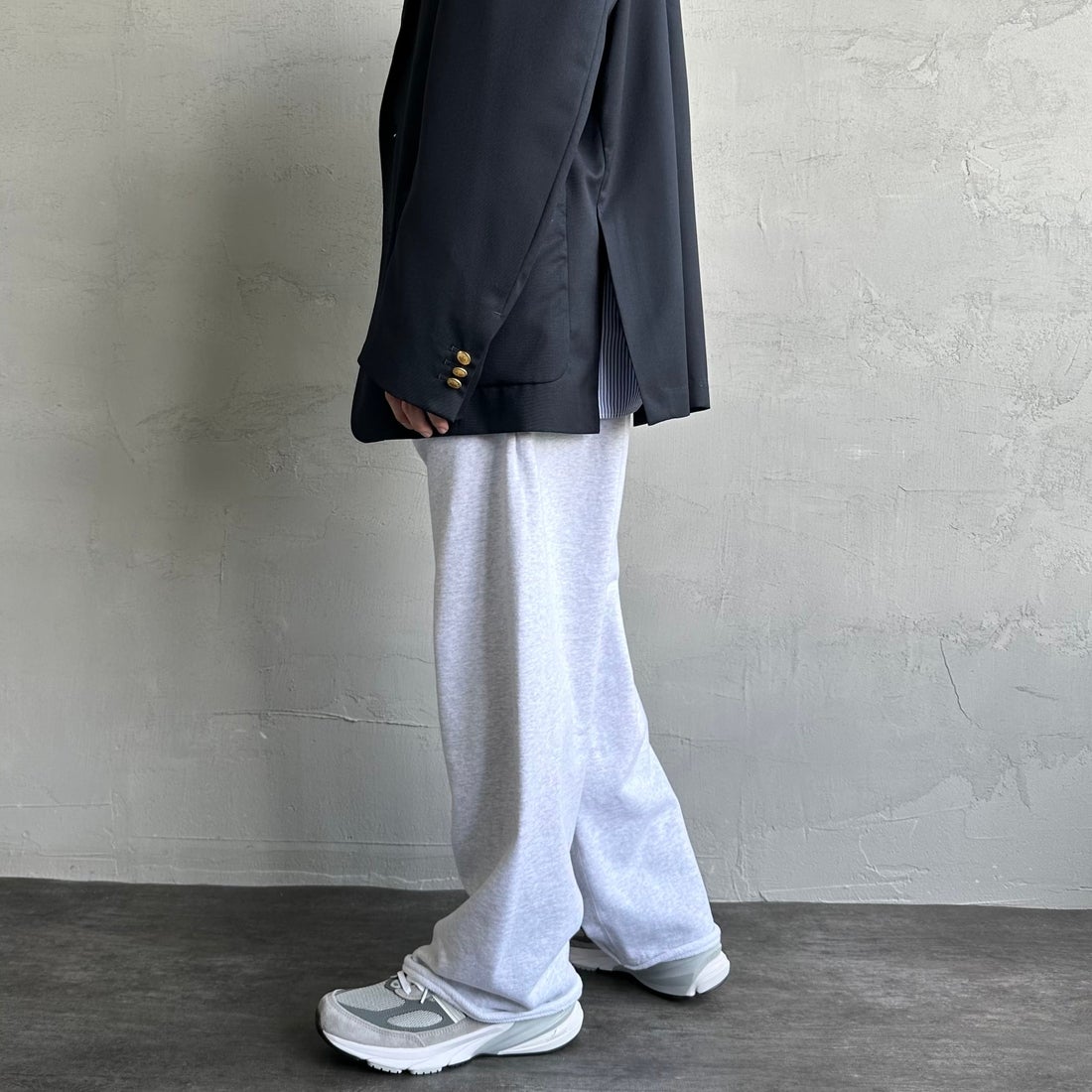 Jeans Factory Clothes [ジーンズファクトリークローズ] ピグメント ヘビー裏毛ワイドスウェットパンツ [2423-INM2] ASH &&モデル身長：168cm 着用サイズ：M&&