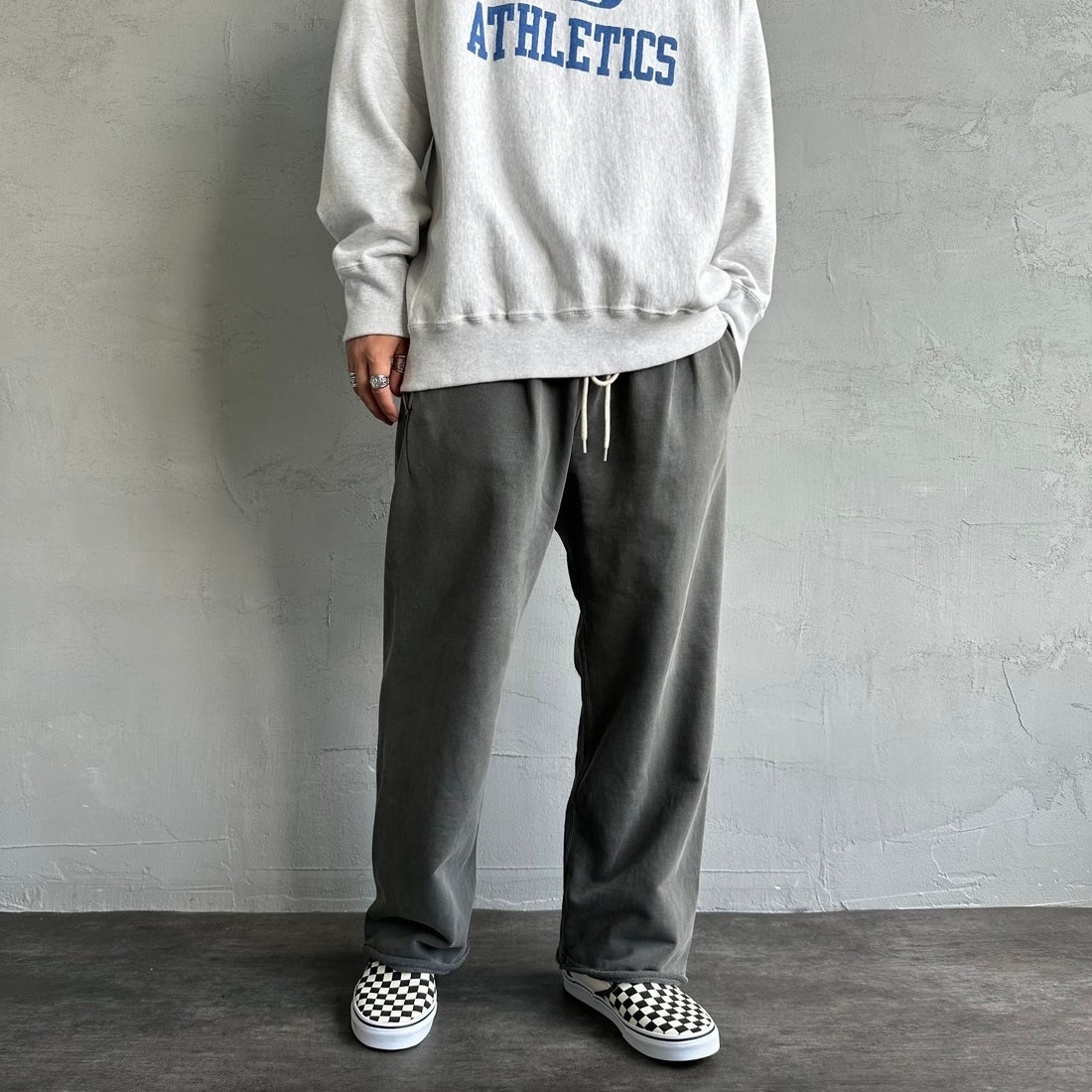 Jeans Factory Clothes [ジーンズファクトリークローズ] ピグメント ヘビー裏毛ワイドスウェットパンツ [2423-INM2] CHARCOAL &&モデル身長：179cm 着用サイズ：L&&