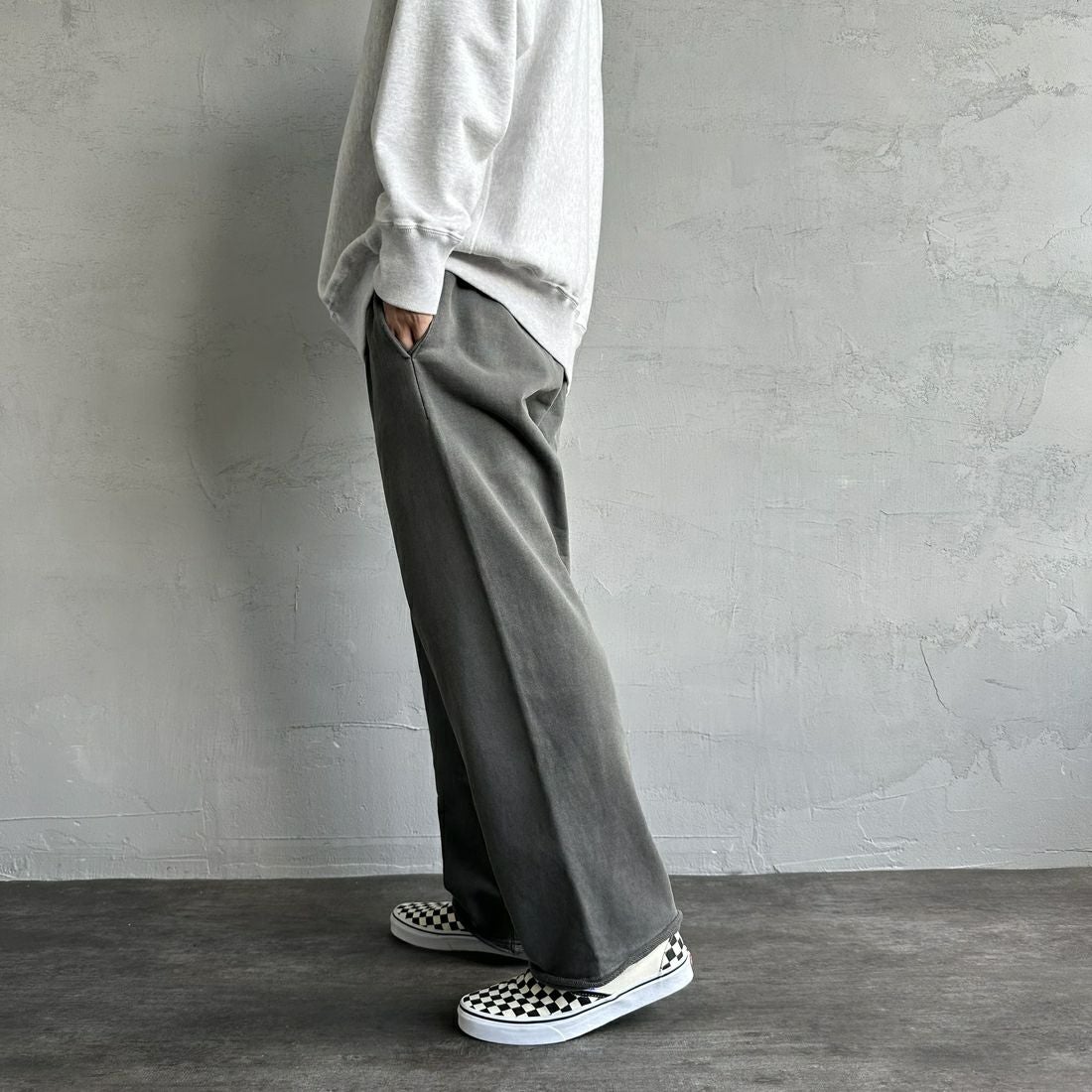 Jeans Factory Clothes [ジーンズファクトリークローズ] ピグメント ヘビー裏毛ワイドスウェットパンツ [2423-INM2] CHARCOAL &&モデル身長：179cm 着用サイズ：L&&