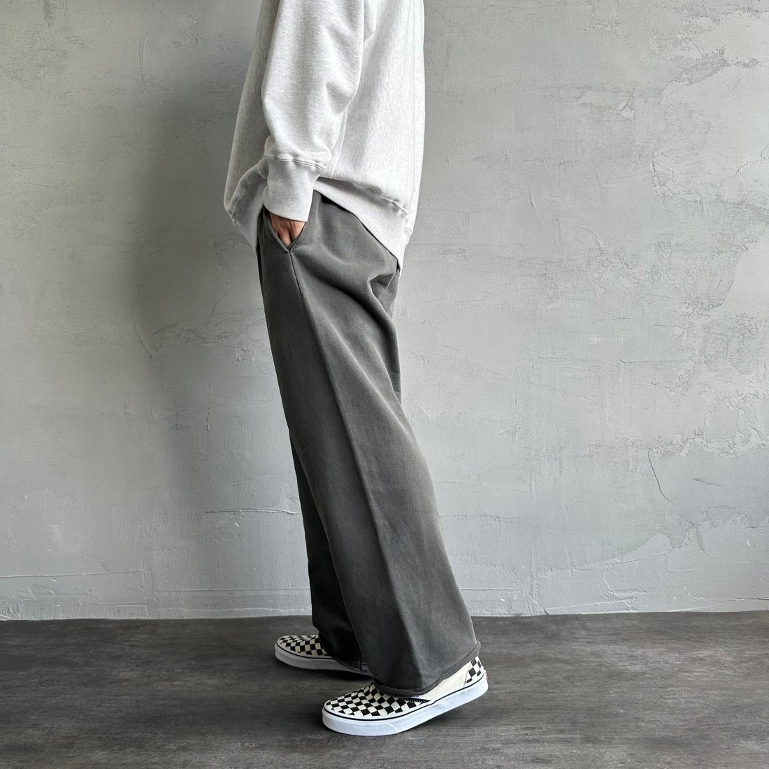 Jeans Factory Clothes [ジーンズファクトリークローズ] ピグメント ヘビー裏毛ワイドスウェットパンツ [2423-INM2] CHARCOAL &&モデル身長：179cm 着用サイズ：L&&