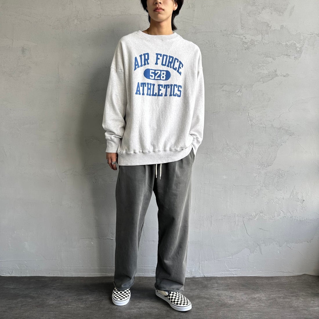 Jeans Factory Clothes [ジーンズファクトリークローズ] ピグメント ヘビー裏毛ワイドスウェットパンツ [2423-INM2] CHARCOAL &&モデル身長：179cm 着用サイズ：L&&