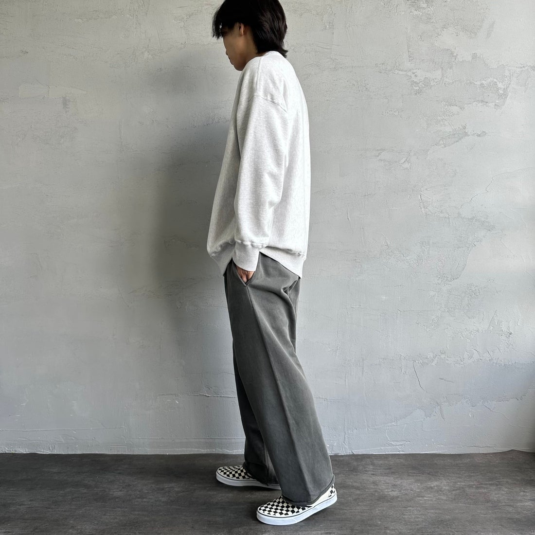 Jeans Factory Clothes [ジーンズファクトリークローズ] ピグメント ヘビー裏毛ワイドスウェットパンツ [2423-INM2] CHARCOAL &&モデル身長：179cm 着用サイズ：L&&