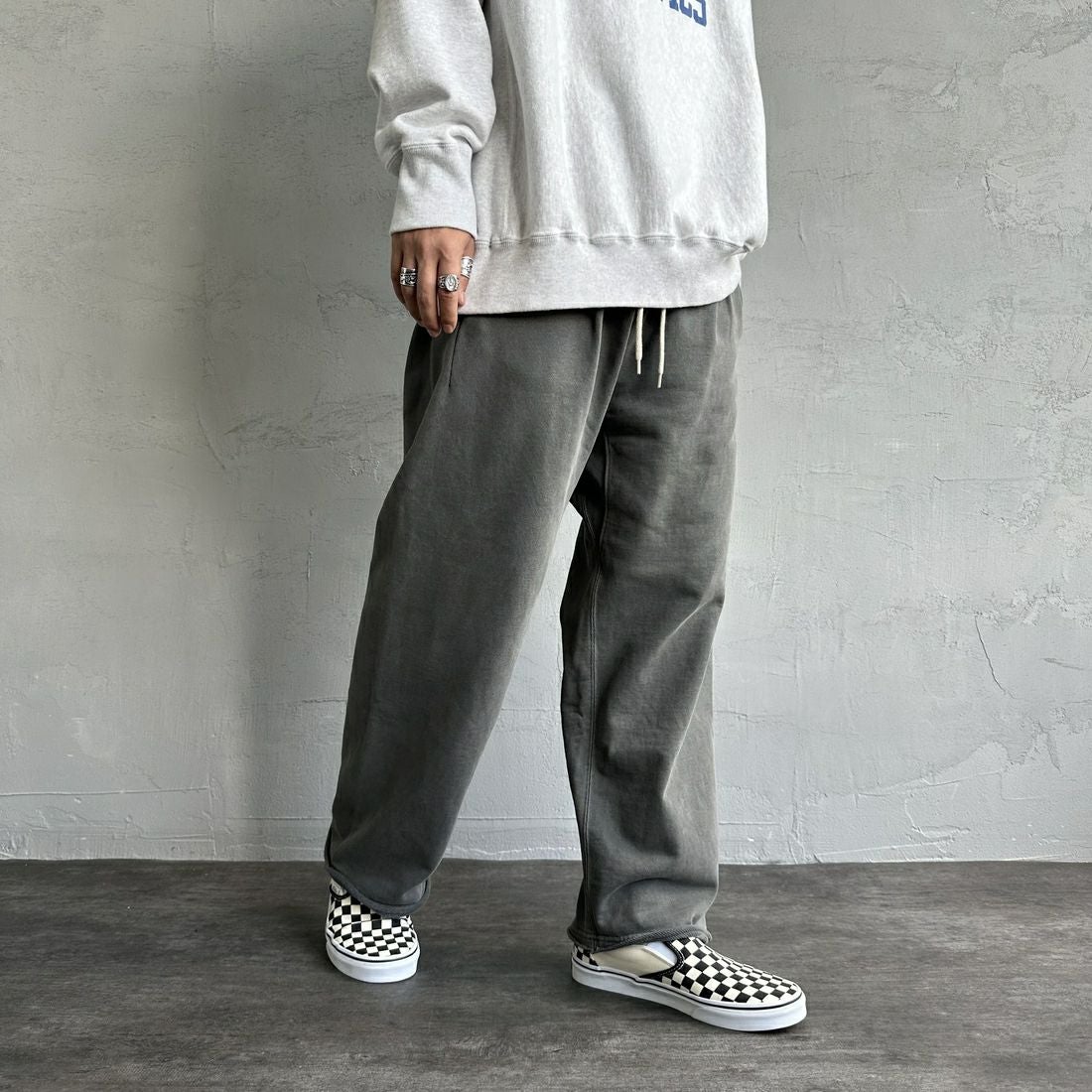 Jeans Factory Clothes [ジーンズファクトリークローズ] ピグメント ヘビー裏毛ワイドスウェットパンツ [2423-INM2] CHARCOAL &&モデル身長：179cm 着用サイズ：L&&