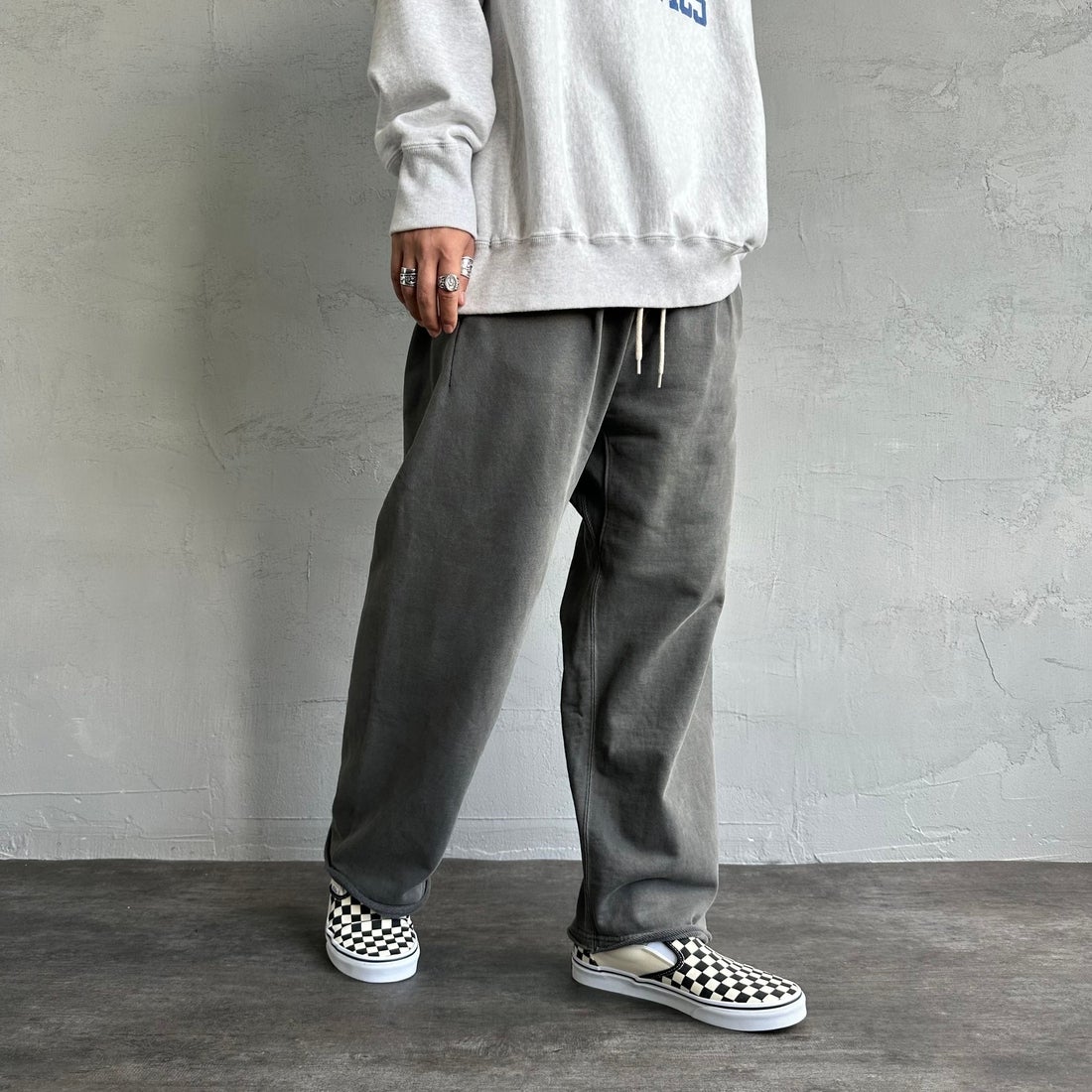 Jeans Factory Clothes [ジーンズファクトリークローズ] ピグメント ヘビー裏毛ワイドスウェットパンツ [2423-INM2] CHARCOAL &&モデル身長：179cm 着用サイズ：L&&