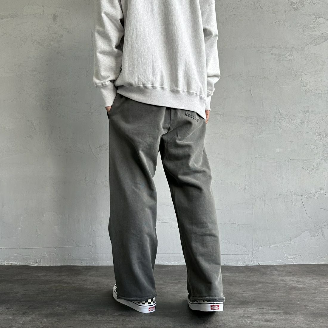Jeans Factory Clothes [ジーンズファクトリークローズ] ピグメント ヘビー裏毛ワイドスウェットパンツ [2423-INM2] CHARCOAL &&モデル身長：179cm 着用サイズ：L&&