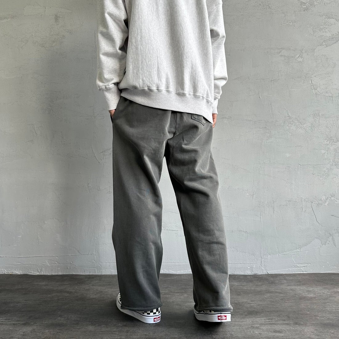 Jeans Factory Clothes [ジーンズファクトリークローズ] ピグメント ヘビー裏毛ワイドスウェットパンツ [2423-INM2] CHARCOAL &&モデル身長：179cm 着用サイズ：L&&