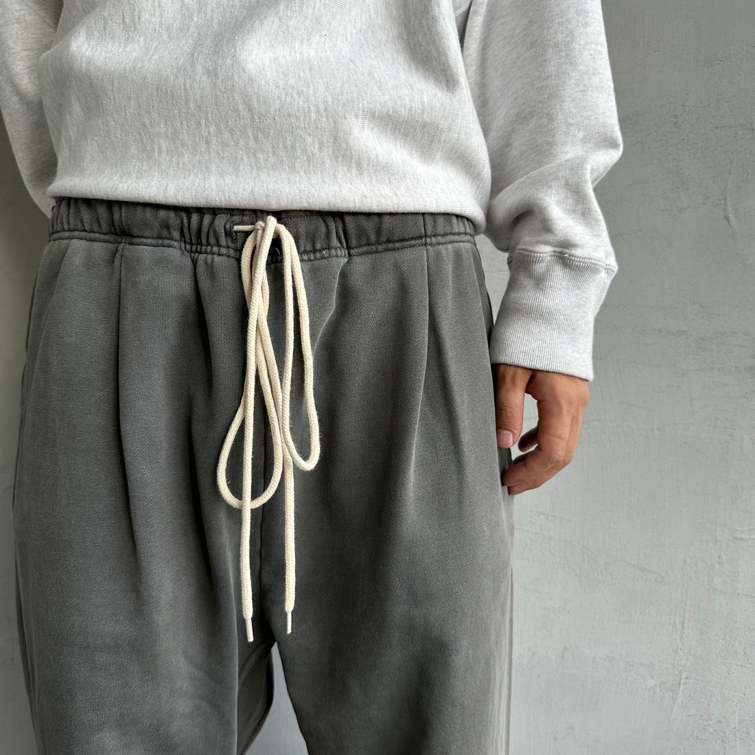 Jeans Factory Clothes [ジーンズファクトリークローズ] ピグメント ヘビー裏毛ワイドスウェットパンツ [2423-INM2] CHARCOAL &&モデル身長：179cm 着用サイズ：L&&