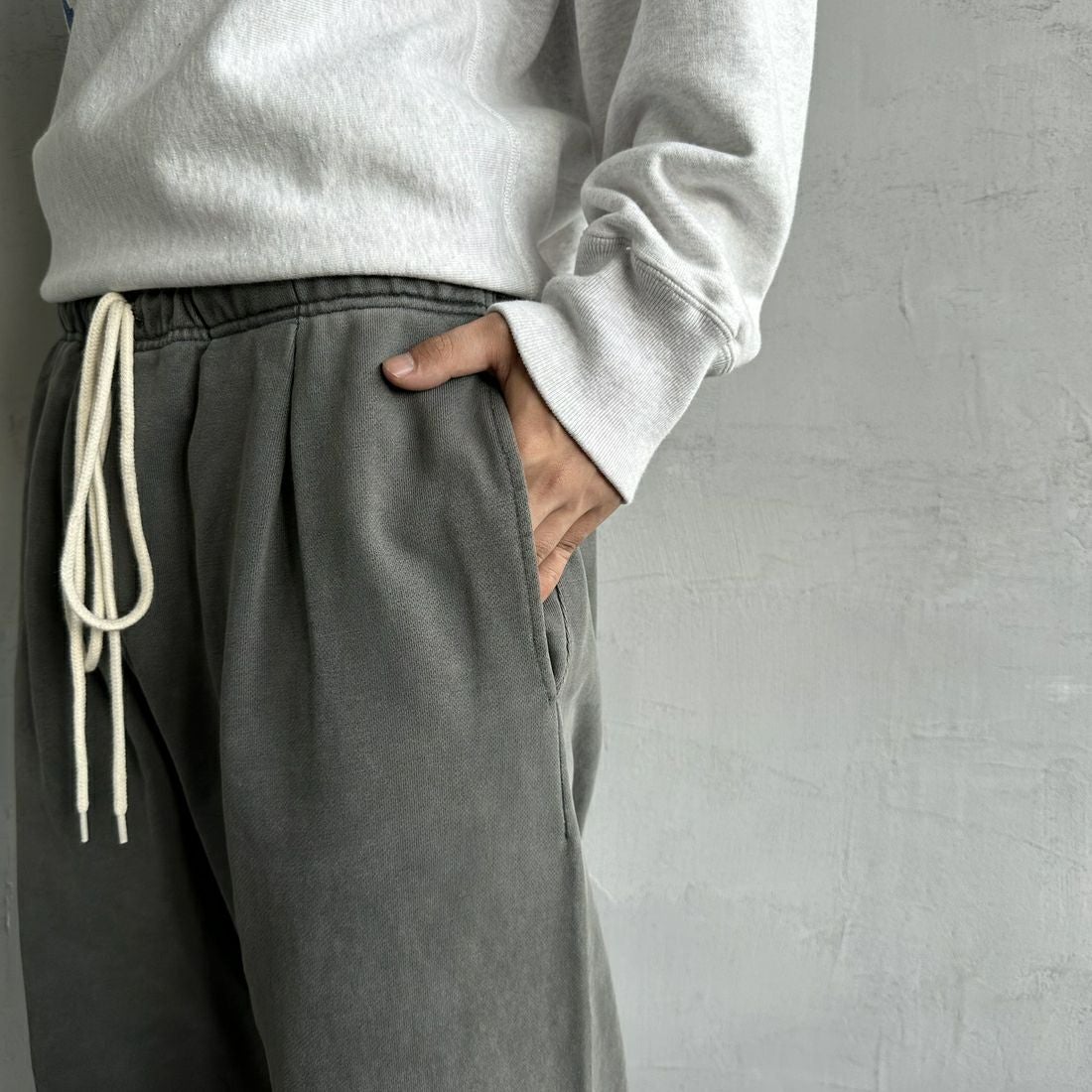 Jeans Factory Clothes [ジーンズファクトリークローズ] ピグメント ヘビー裏毛ワイドスウェットパンツ [2423-INM2] CHARCOAL &&モデル身長：179cm 着用サイズ：L&&