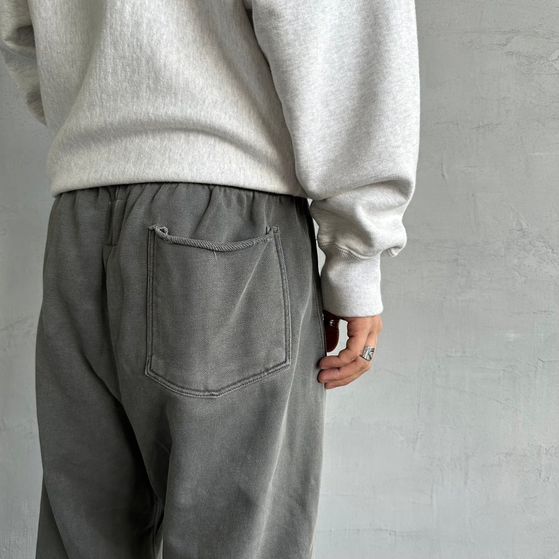 Jeans Factory Clothes [ジーンズファクトリークローズ] ピグメント ヘビー裏毛ワイドスウェットパンツ [2423-INM2] CHARCOAL &&モデル身長：179cm 着用サイズ：L&&