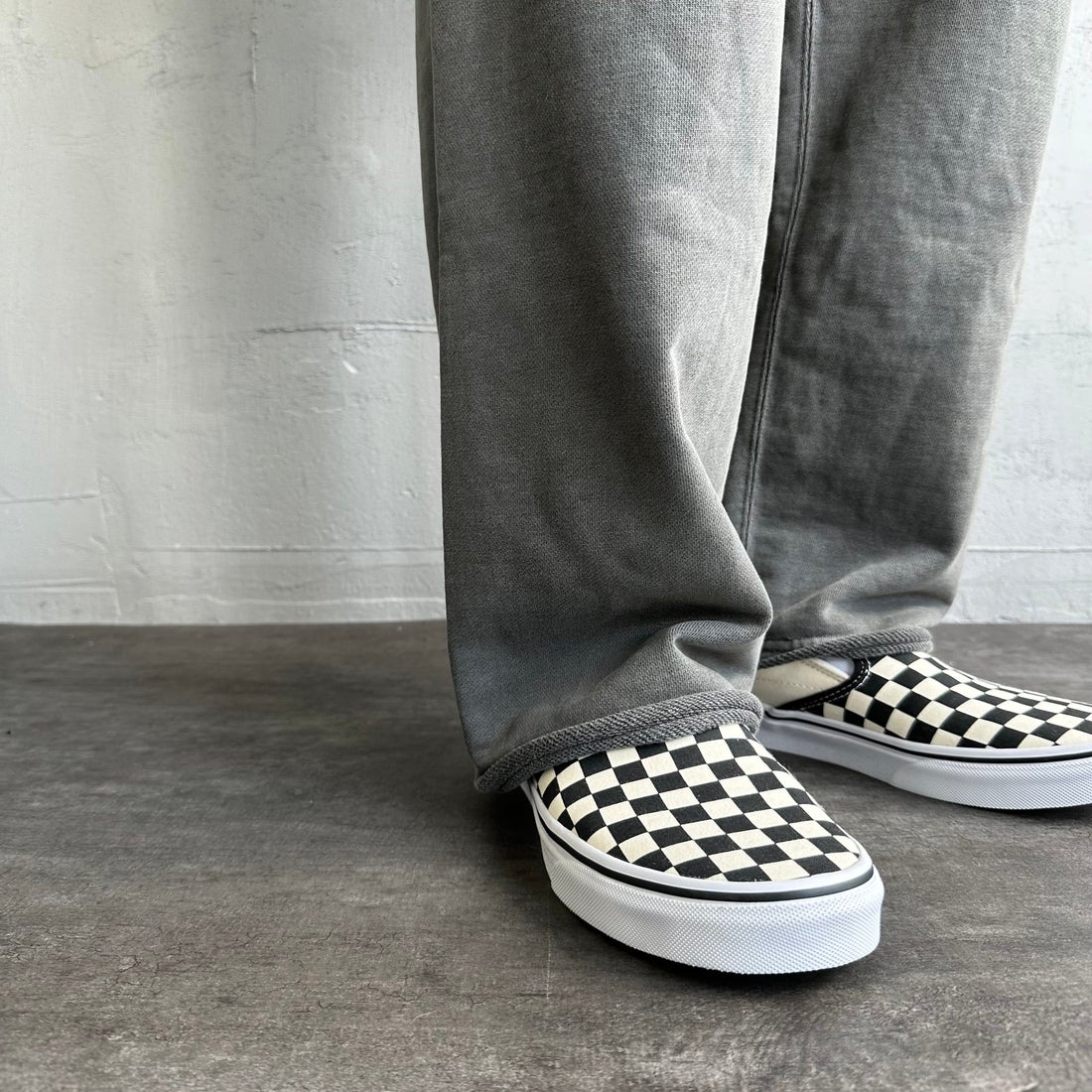 Jeans Factory Clothes [ジーンズファクトリークローズ] ピグメント ヘビー裏毛ワイドスウェットパンツ [2423-INM2] CHARCOAL &&モデル身長：179cm 着用サイズ：L&&