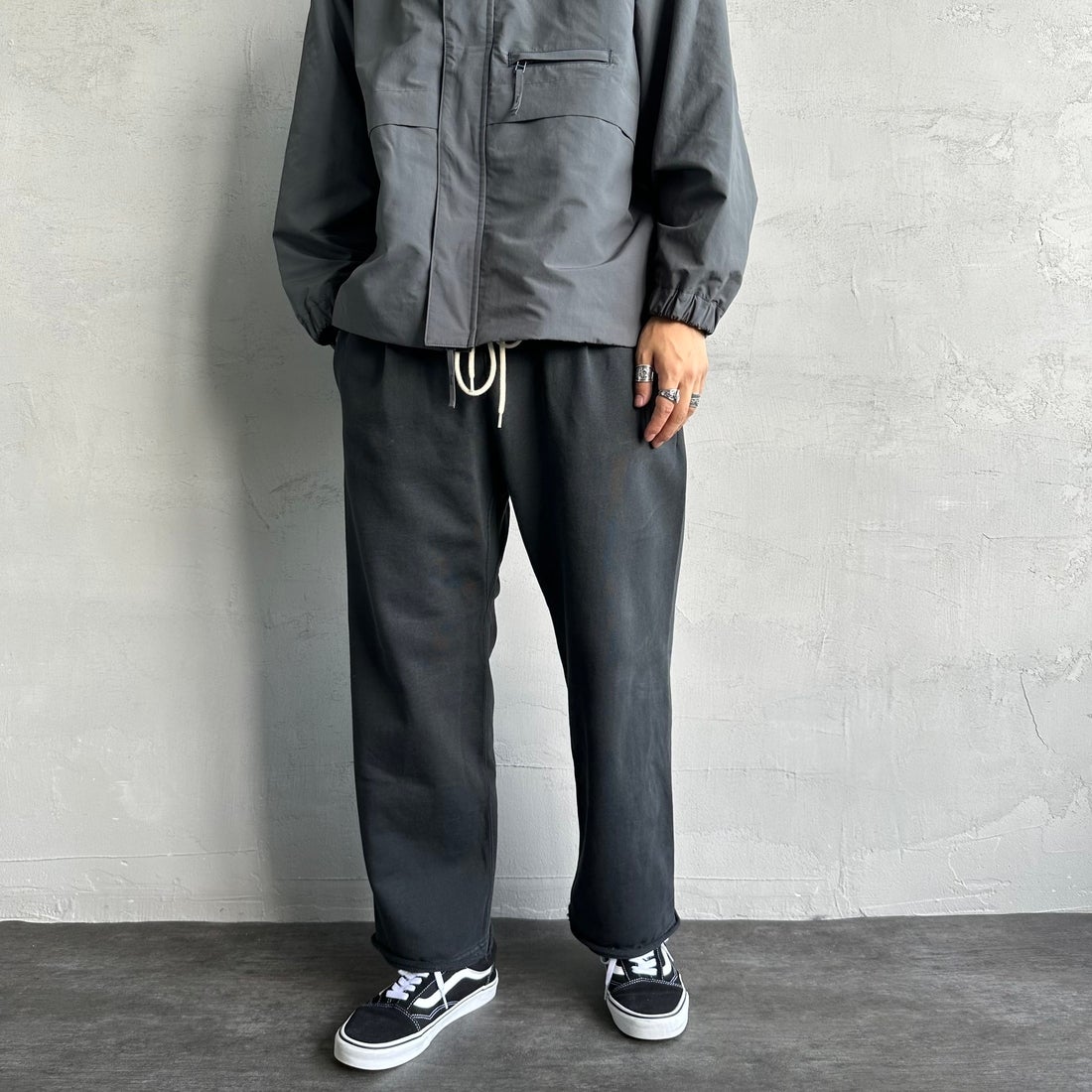 Jeans Factory Clothes [ジーンズファクトリークローズ] ピグメント ヘビー裏毛ワイドスウェットパンツ [2423-INM2] BLACK &&モデル身長：179cm 着用サイズ：M&&