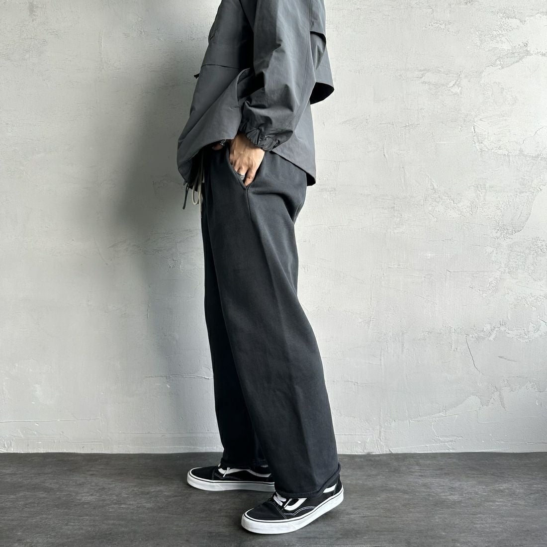 Jeans Factory Clothes [ジーンズファクトリークローズ] ピグメント ヘビー裏毛ワイドスウェットパンツ [2423-INM2] BLACK &&モデル身長：179cm 着用サイズ：M&&
