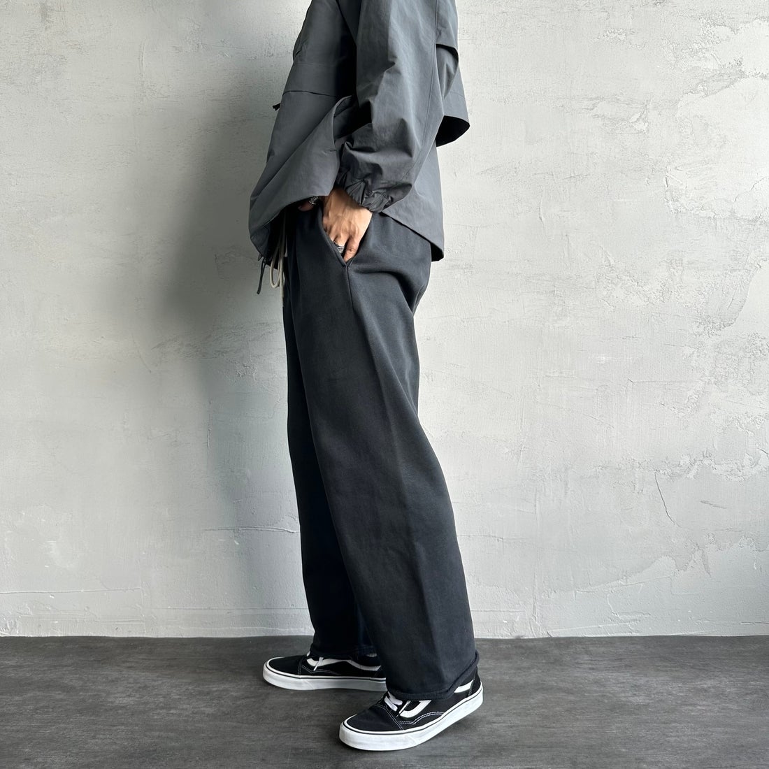 Jeans Factory Clothes [ジーンズファクトリークローズ] ピグメント ヘビー裏毛ワイドスウェットパンツ [2423-INM2] BLACK &&モデル身長：179cm 着用サイズ：M&&