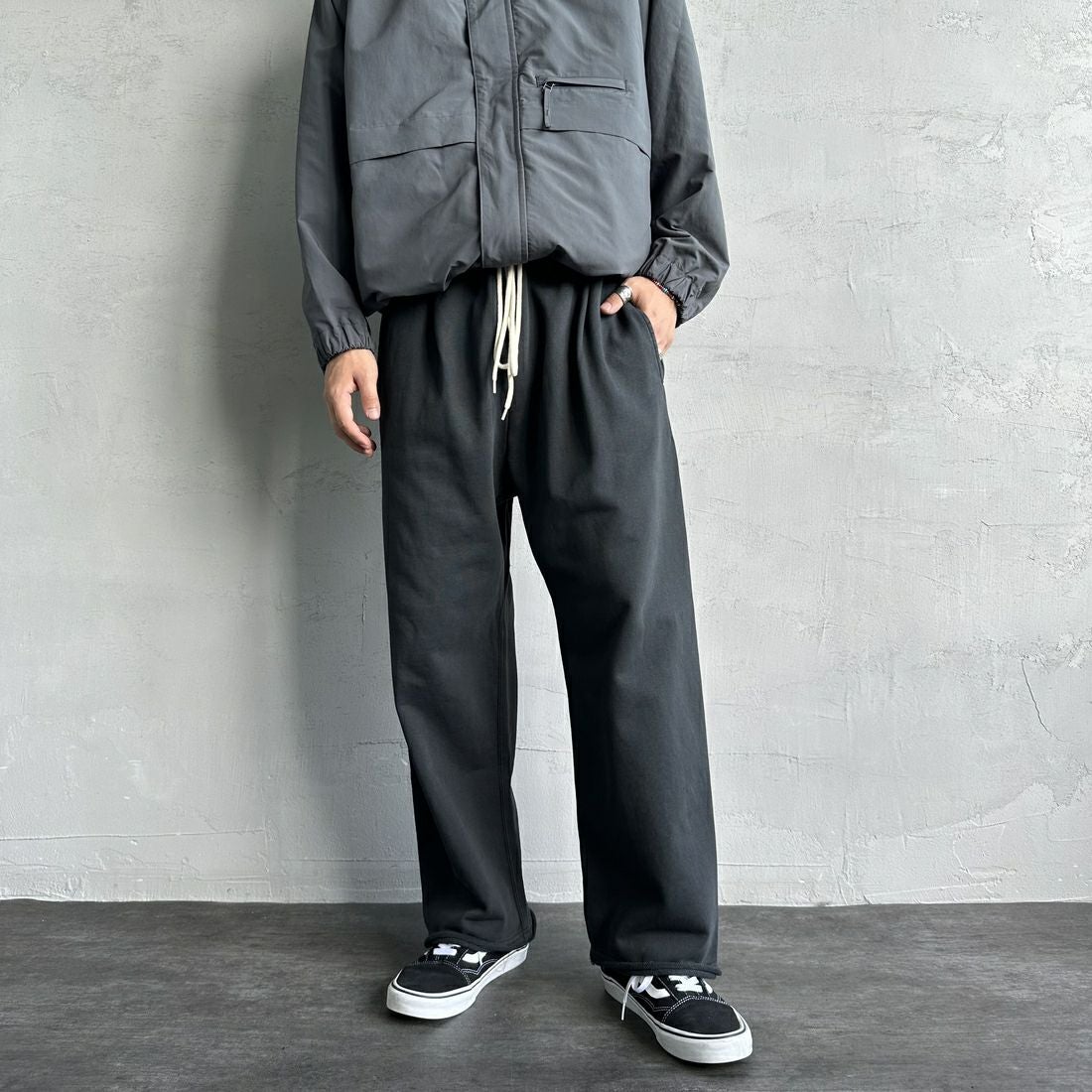 Jeans Factory Clothes [ジーンズファクトリークローズ] ピグメント ヘビー裏毛ワイドスウェットパンツ [2423-INM2] BLACK &&モデル身長：179cm 着用サイズ：L&&