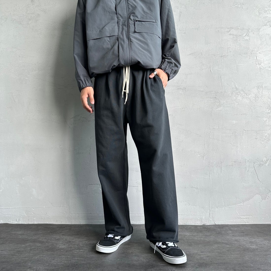 Jeans Factory Clothes [ジーンズファクトリークローズ] ピグメント ヘビー裏毛ワイドスウェットパンツ [2423-INM2] BLACK &&モデル身長：179cm 着用サイズ：L&&