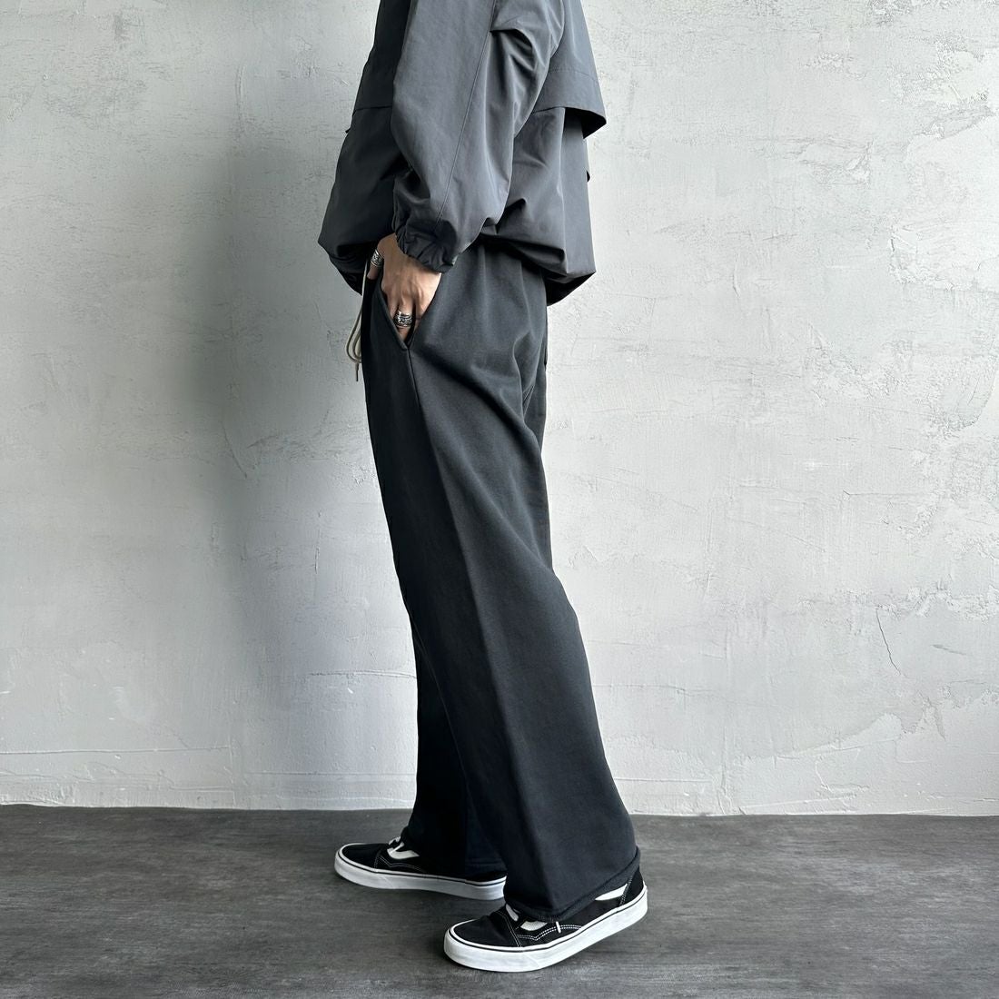 Jeans Factory Clothes [ジーンズファクトリークローズ] ピグメント ヘビー裏毛ワイドスウェットパンツ [2423-INM2] BLACK &&モデル身長：179cm 着用サイズ：L&&
