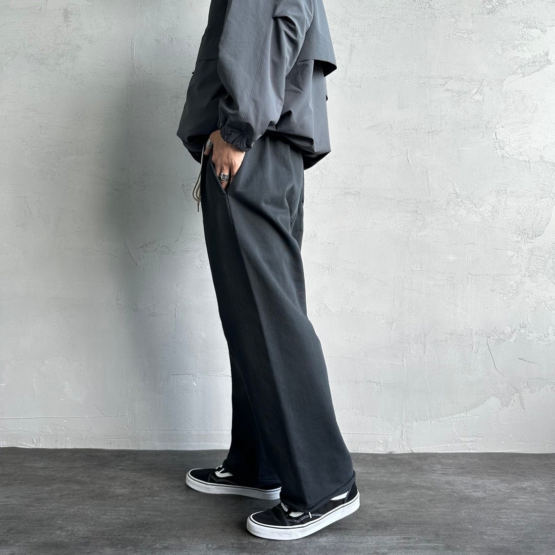 Jeans Factory Clothes [ジーンズファクトリークローズ] ピグメント ヘビー裏毛ワイドスウェットパンツ [2423-INM2] BLACK &&モデル身長：179cm 着用サイズ：L&&