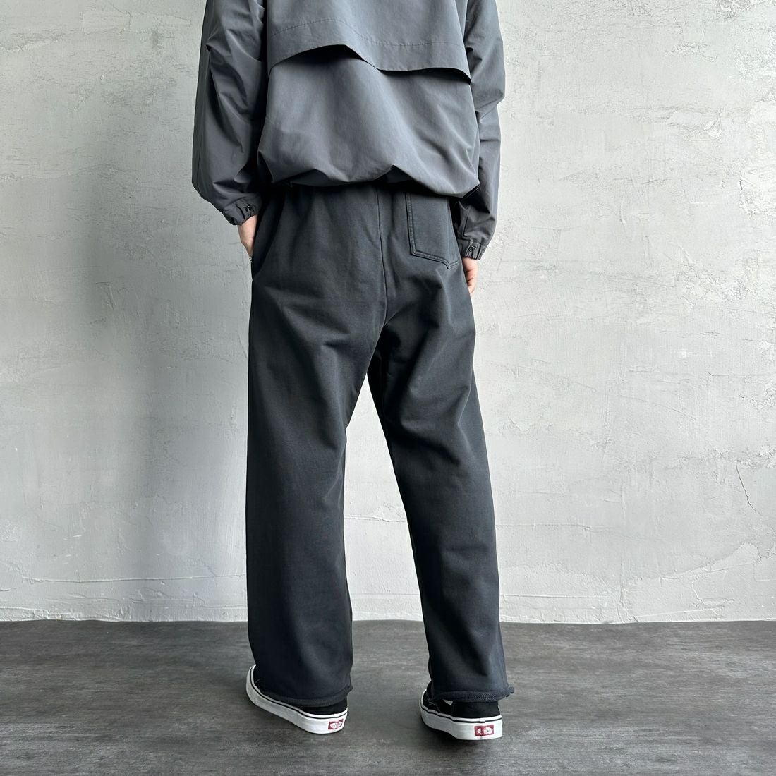Jeans Factory Clothes [ジーンズファクトリークローズ] ピグメント ヘビー裏毛ワイドスウェットパンツ [2423-INM2] BLACK &&モデル身長：179cm 着用サイズ：L&&