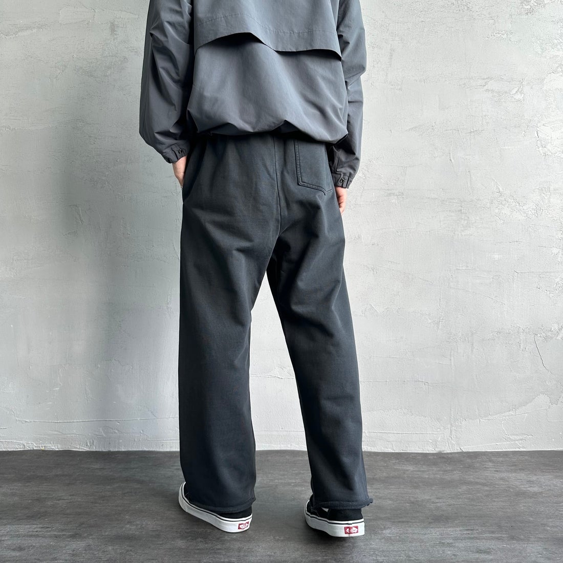 Jeans Factory Clothes [ジーンズファクトリークローズ] ピグメント ヘビー裏毛ワイドスウェットパンツ [2423-INM2] BLACK &&モデル身長：179cm 着用サイズ：L&&