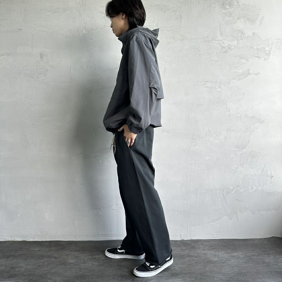 Jeans Factory Clothes [ジーンズファクトリークローズ] ピグメント ヘビー裏毛ワイドスウェットパンツ [2423-INM2] BLACK &&モデル身長：179cm 着用サイズ：L&&