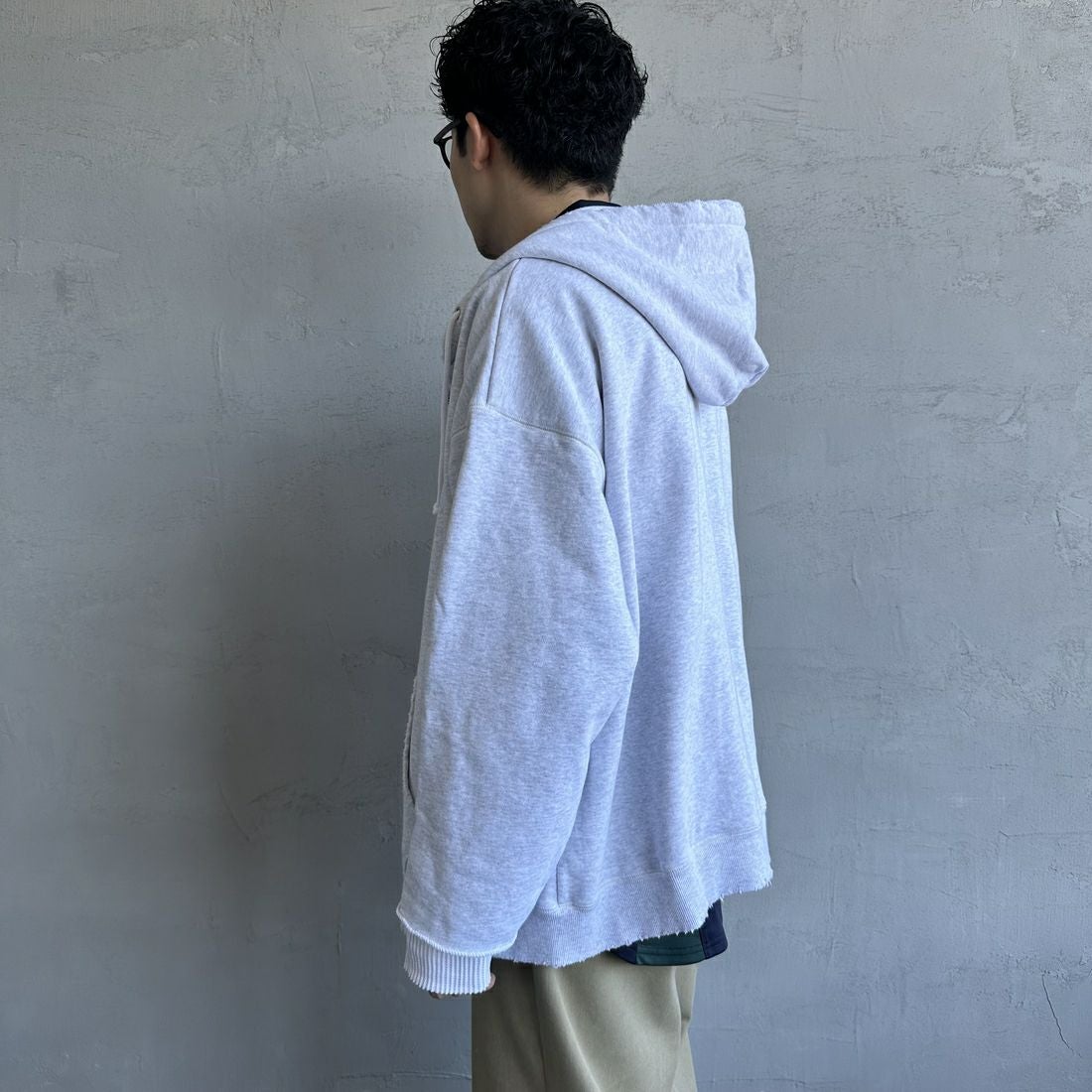 Jeans Factory Clothes [ジーンズファクトリークローズ] ピグメント ヘビー裏毛サーマルカットジップパーカー [2423-INM1] ASH&&モデル身長：168cm 着用サイズ：L&&