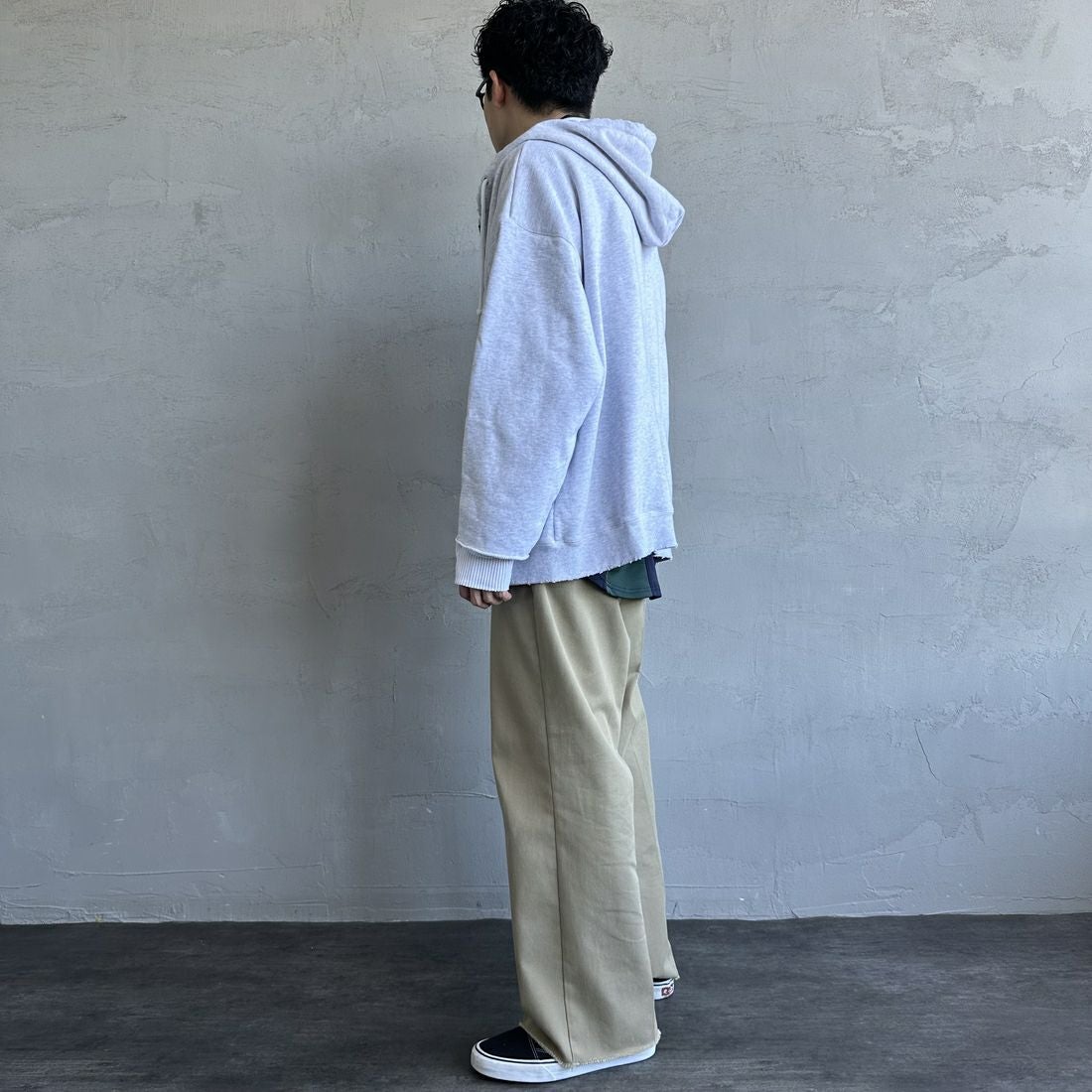 Jeans Factory Clothes [ジーンズファクトリークローズ] ピグメント ヘビー裏毛サーマルカットジップパーカー [2423-INM1] ASH&&モデル身長：168cm 着用サイズ：L&&