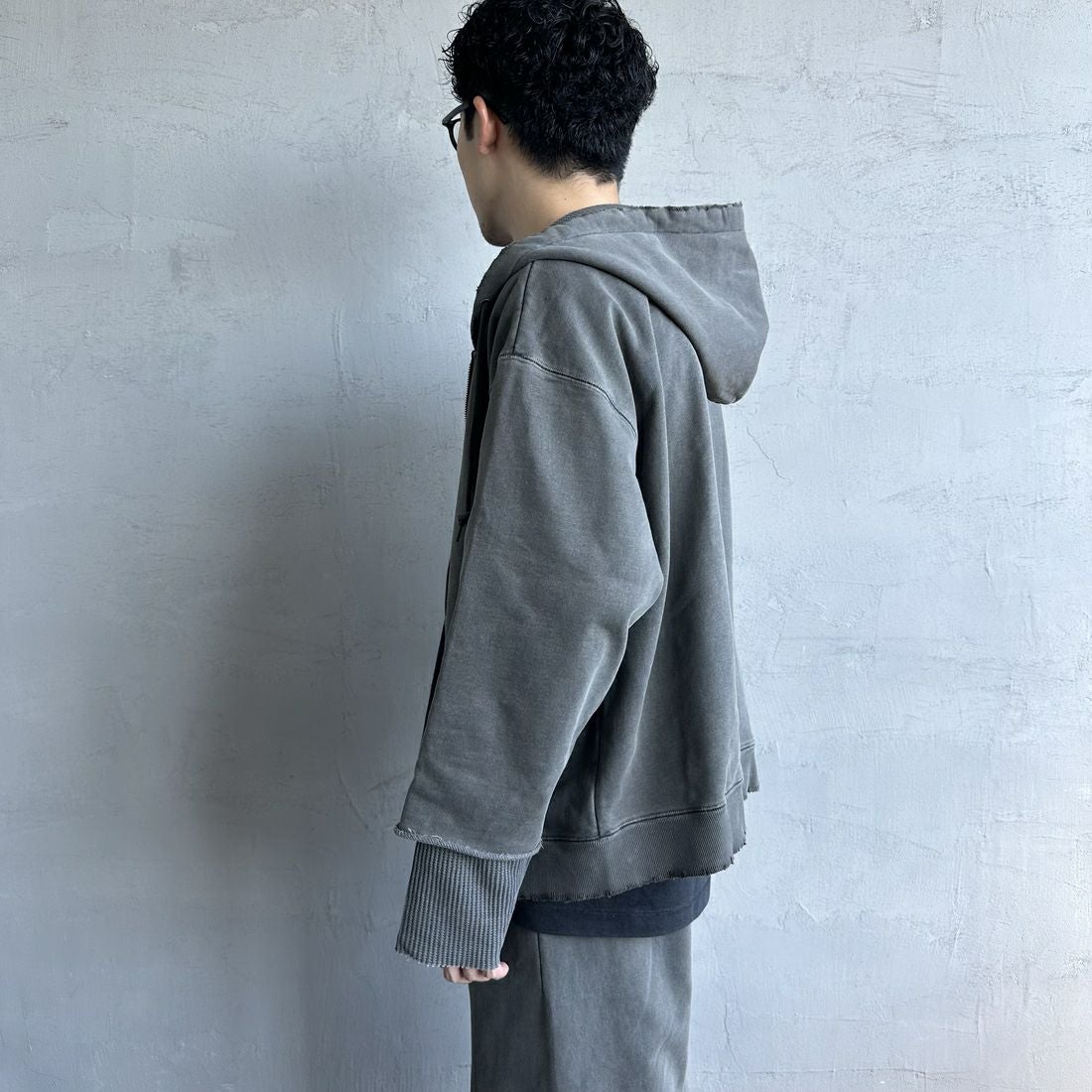 Jeans Factory Clothes [ジーンズファクトリークローズ] ピグメント ヘビー裏毛サーマルカットジップパーカー [2423-INM1] CHARCOAL&&モデル身長：168cm 着用サイズ：M&&