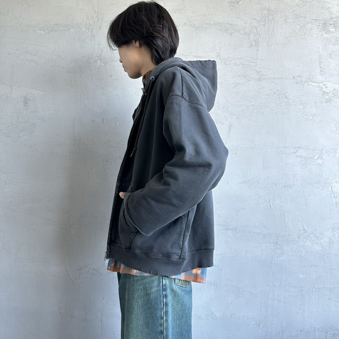 Jeans Factory Clothes [ジーンズファクトリークローズ] ピグメント ヘビー裏毛サーマルカットジップパーカー [2423-INM1] BLACK&&モデル身長：179cm 着用サイズ：L&&