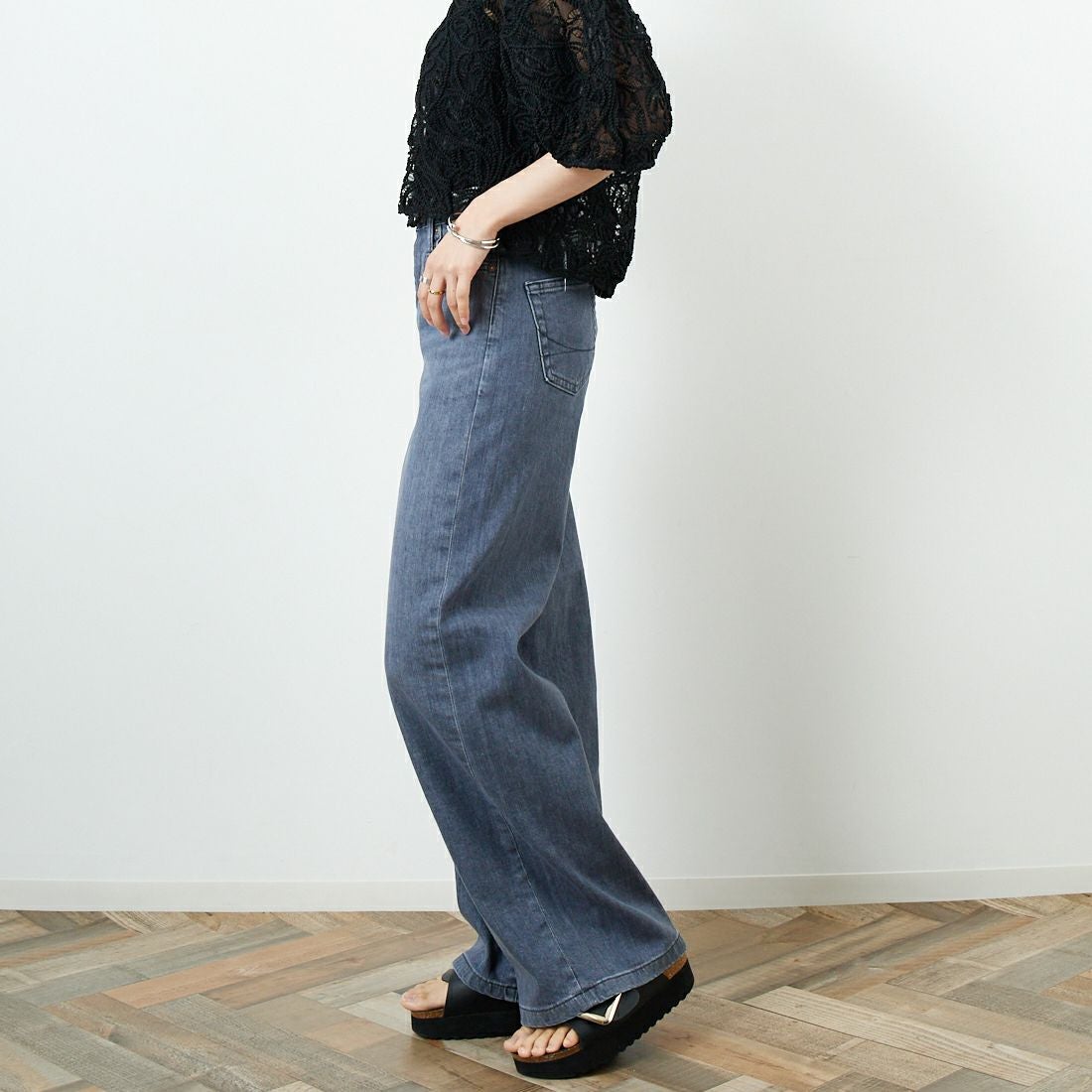 SOMETHING [サムシング] LISA ワイドデニムパンツ [SEA58] 281 GRAY &&モデル身長：160cm 着用サイズ：S&&