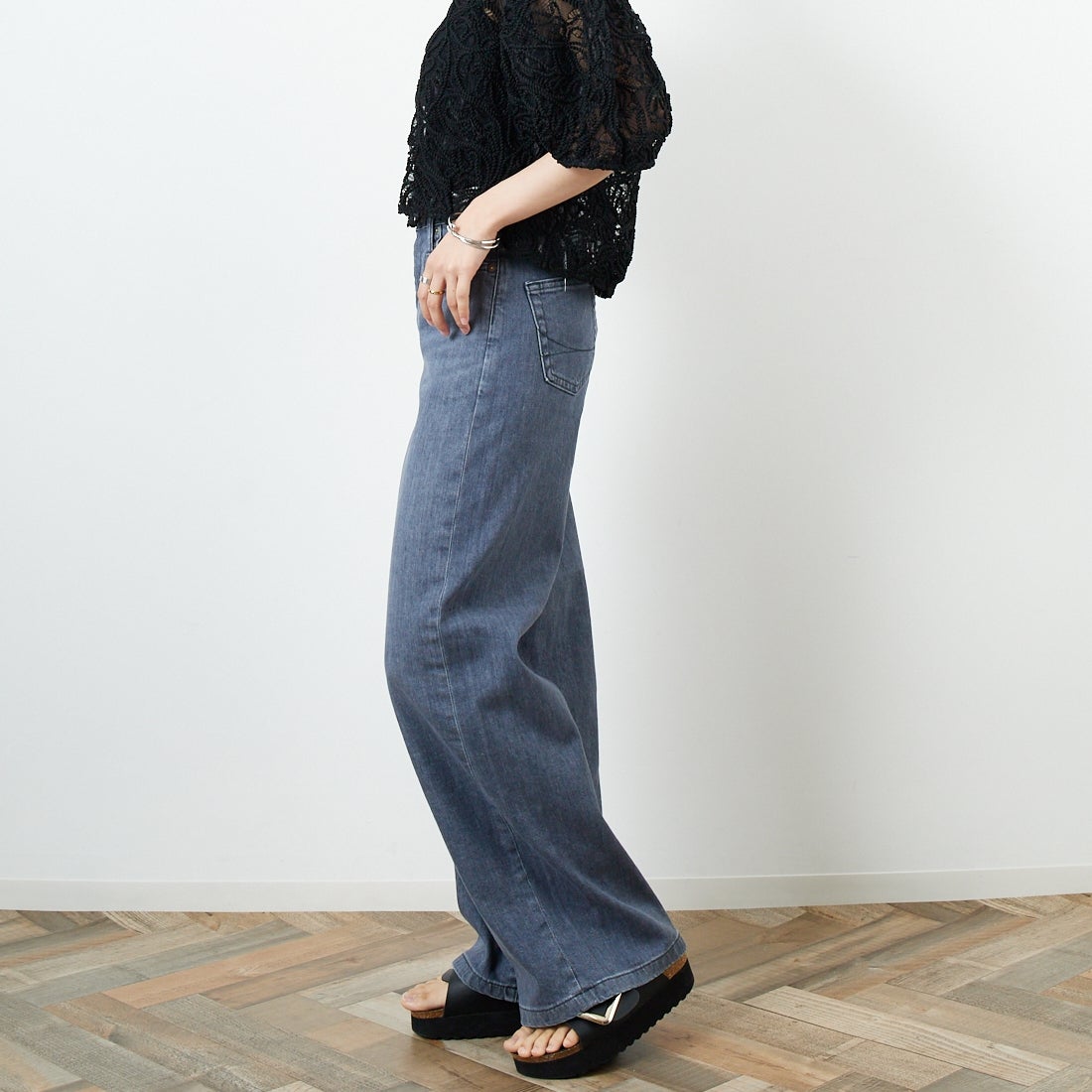 SOMETHING [サムシング] LISA ワイドデニムパンツ [SEA58] 281 GRAY &&モデル身長：160cm 着用サイズ：S&&