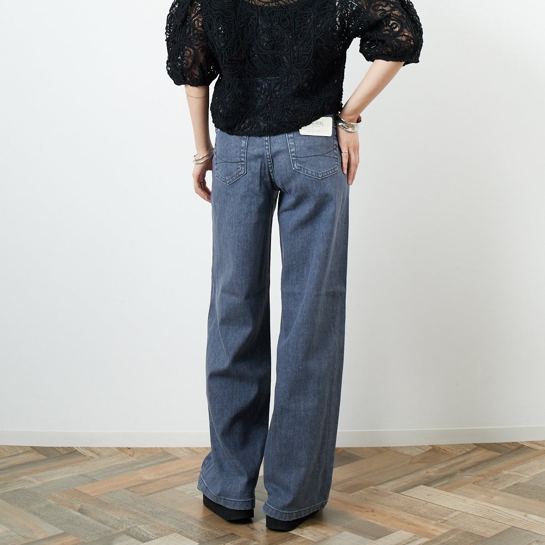 SOMETHING [サムシング] LISA ワイドデニムパンツ [SEA58] 281 GRAY &&モデル身長：160cm 着用サイズ：S&&