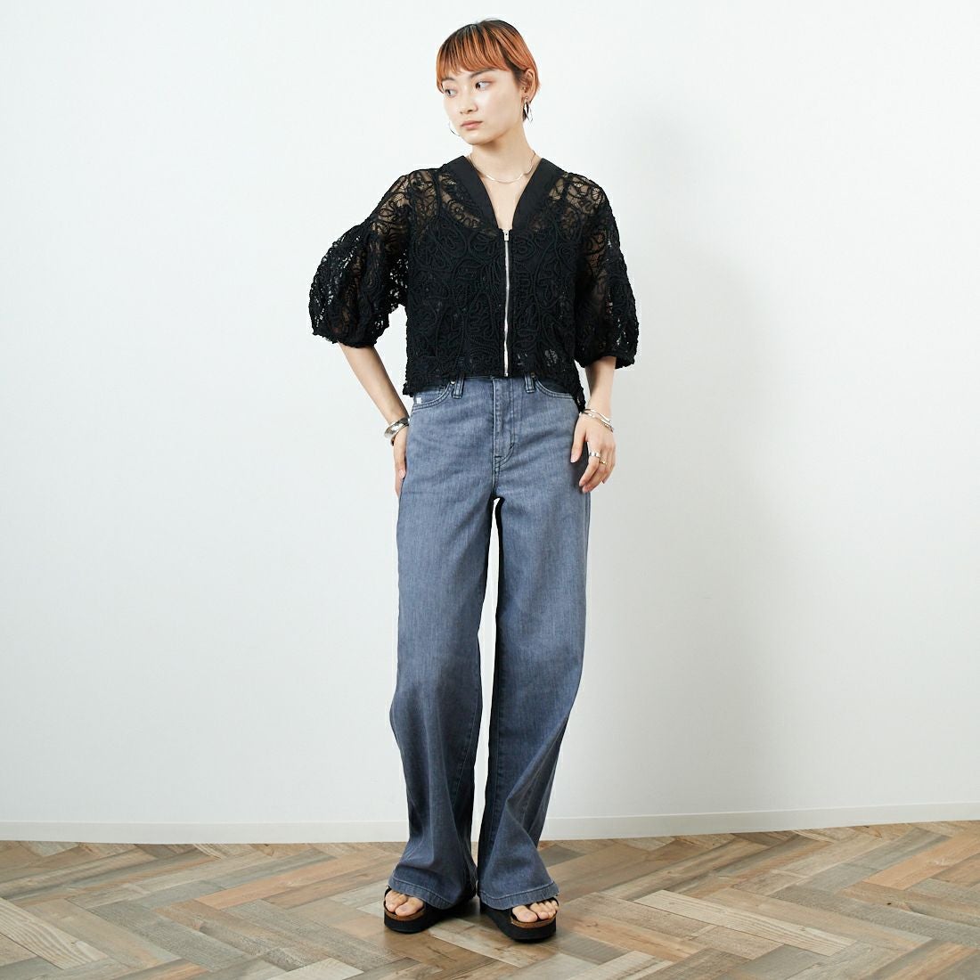 SOMETHING [サムシング] LISA ワイドデニムパンツ [SEA58] 281 GRAY &&モデル身長：160cm 着用サイズ：S&&