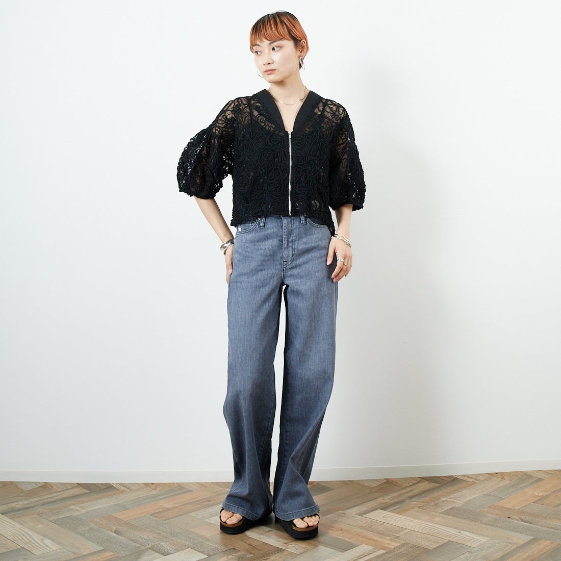 SOMETHING [サムシング] LISA ワイドデニムパンツ [SEA58] 281 GRAY &&モデル身長：160cm 着用サイズ：S&&