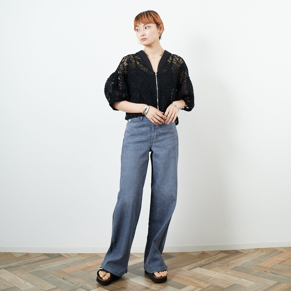 SOMETHING [サムシング] LISA ワイドデニムパンツ [SEA58] 281 GRAY &&モデル身長：160cm 着用サイズ：S&&