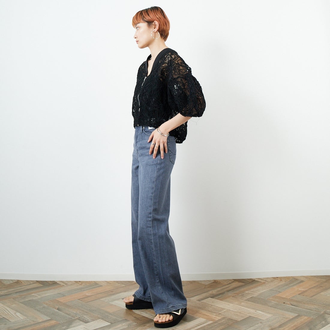 SOMETHING [サムシング] LISA ワイドデニムパンツ [SEA58] 281 GRAY &&モデル身長：160cm 着用サイズ：S&&