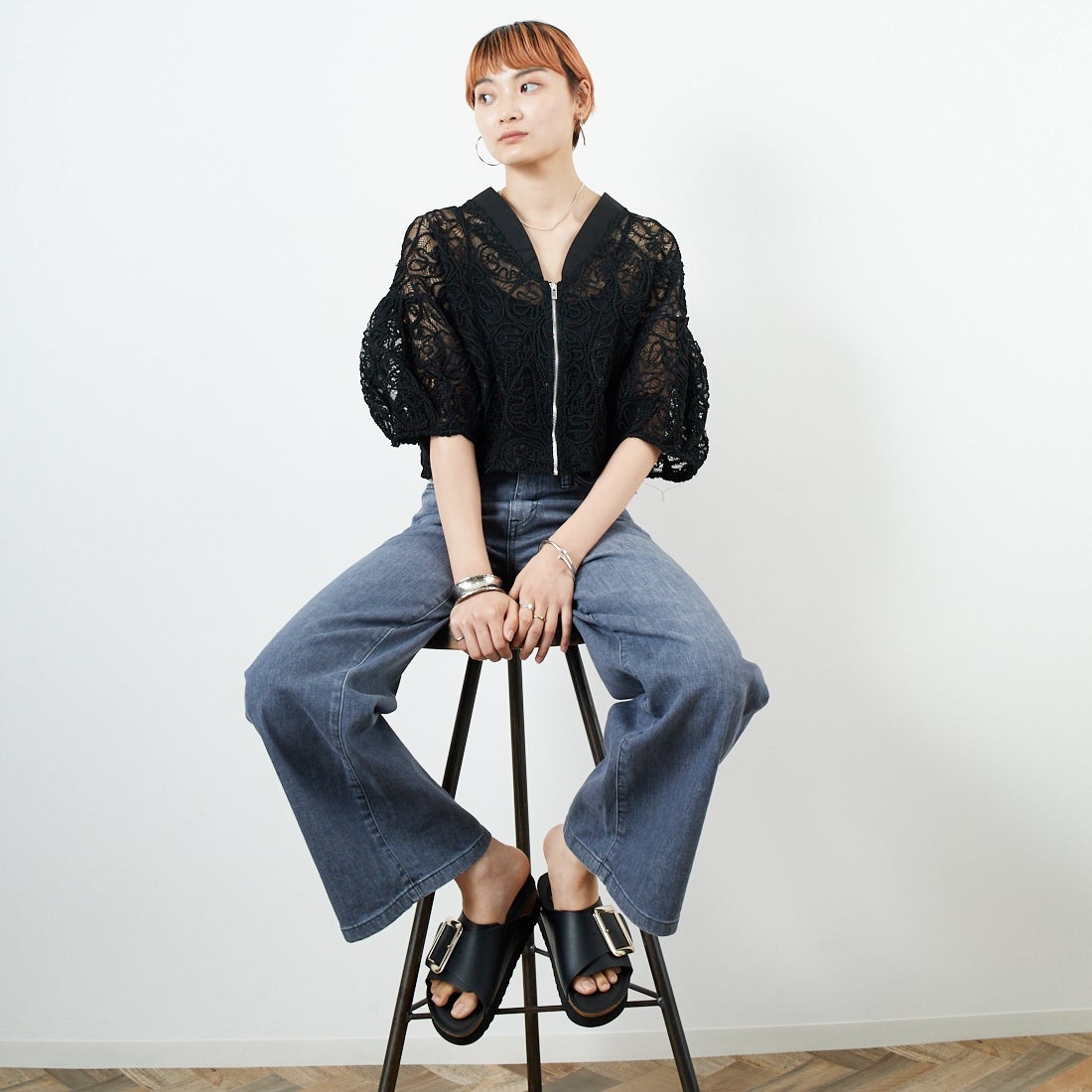 SOMETHING [サムシング] LISA ワイドデニムパンツ [SEA58] 281 GRAY &&モデル身長：160cm 着用サイズ：S&&