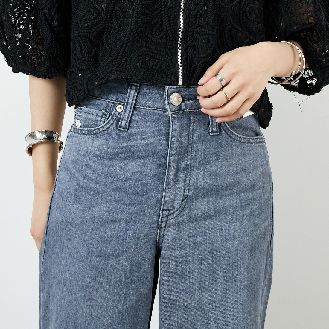 SOMETHING [サムシング] LISA ワイドデニムパンツ [SEA58] 281 GRAY &&モデル身長：160cm 着用サイズ：S&&