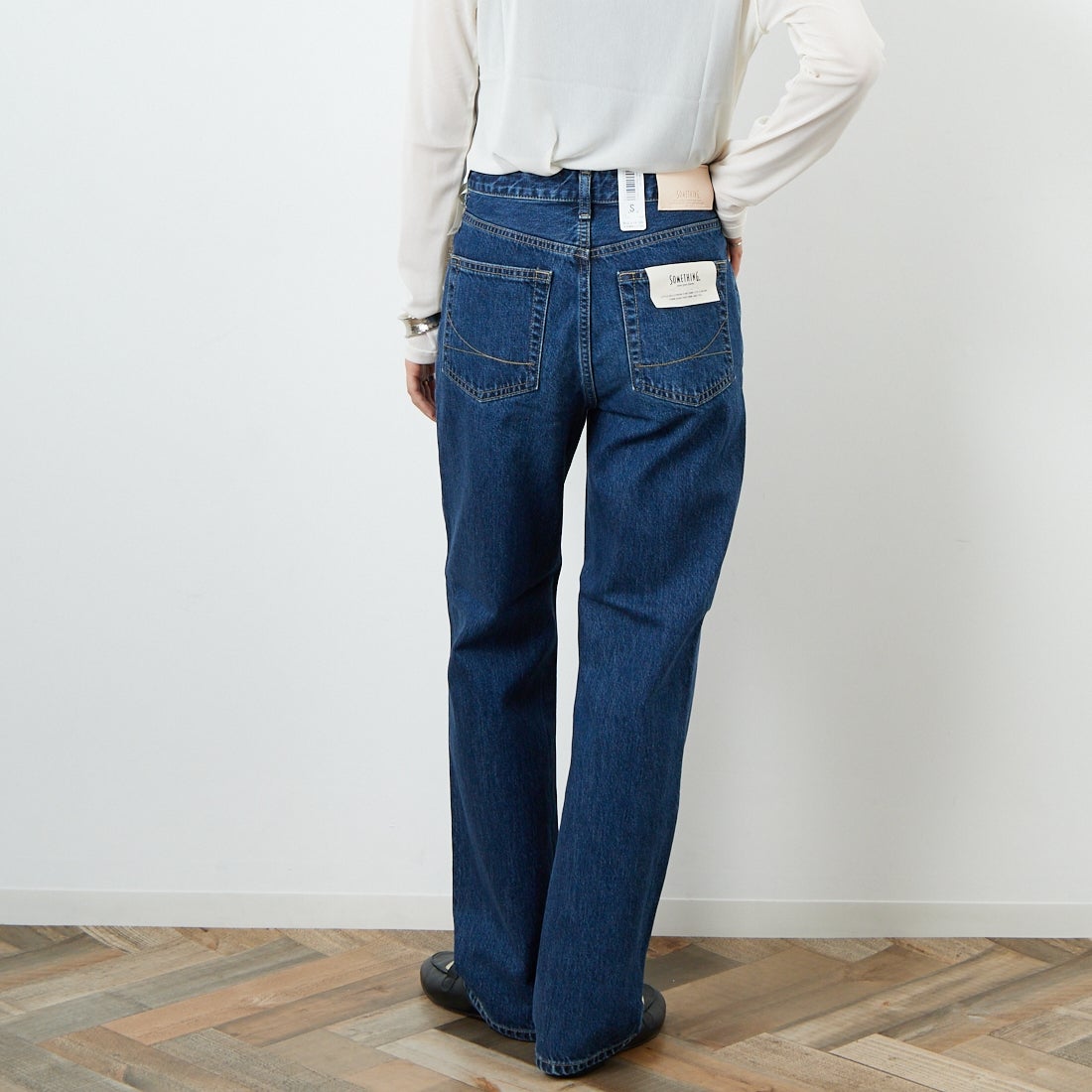 SOMETHING [サムシング] ELSA ヴィンテージストレートデニムパンツ [SEA13] 36 MID BLU &&モデル身長：160cm 着用サイズ：S&&