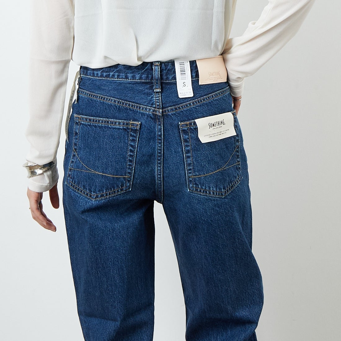 SOMETHING [サムシング] ELSA ヴィンテージストレートデニムパンツ [SEA13] 36 MID BLU &&モデル身長：160cm 着用サイズ：S&&