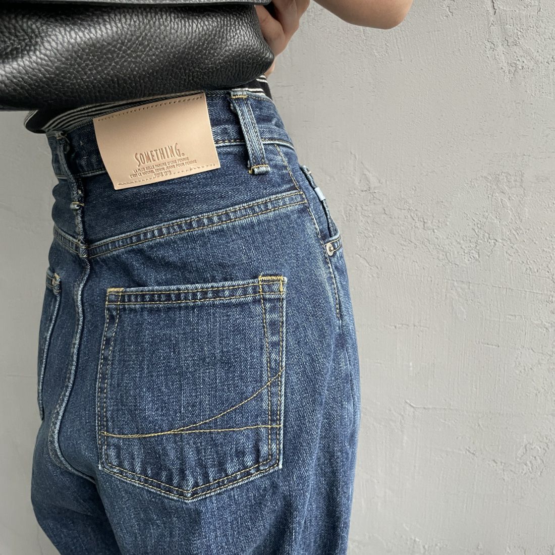 SOMETHING [サムシング] スーパーハイライズワイドストレートデニムパンツ [SA1000] 36 M.BLUE&&モデル身長：156cm　着用サイズ：S&&