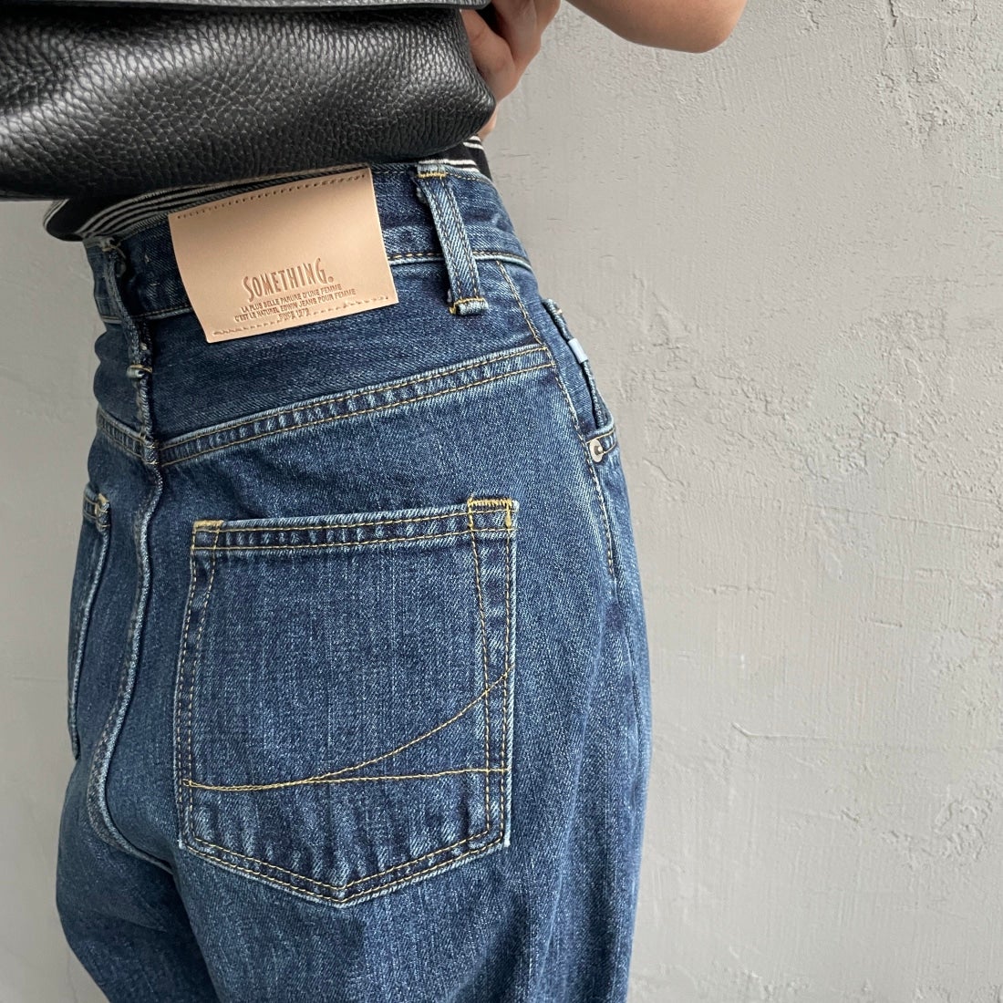 SOMETHING [サムシング] スーパーハイライズワイドストレートデニムパンツ [SA1000] 36 M.BLUE&&モデル身長：156cm　着用サイズ：S&&