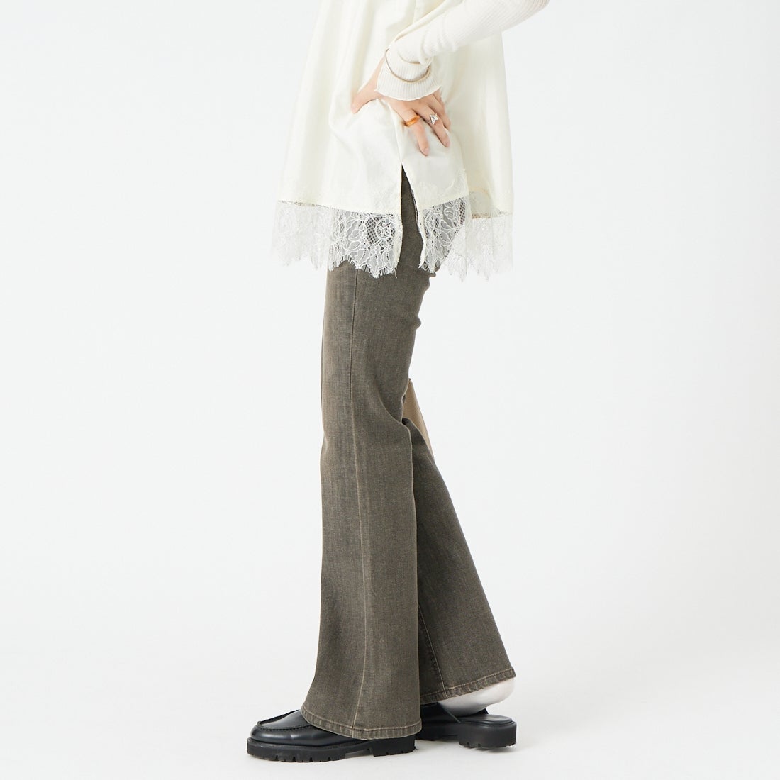 SOMETHING [サムシング] LISA フレアデニムパンツ [SKY31] 912 BROWN &&モデル身長：162cm 着用サイズ：26&&