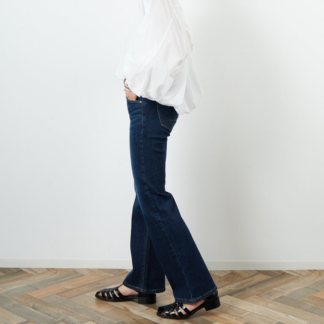 SOMETHING [サムシング] LISA フレアデニムパンツ [SKY31] 926 D.BLUE &&モデル身長：160cm 着用サイズ：26&&