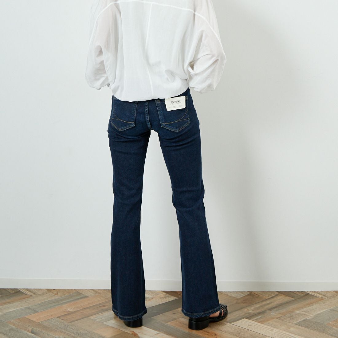 SOMETHING [サムシング] LISA フレアデニムパンツ [SKY31] 926 D.BLUE &&モデル身長：160cm 着用サイズ：26&&