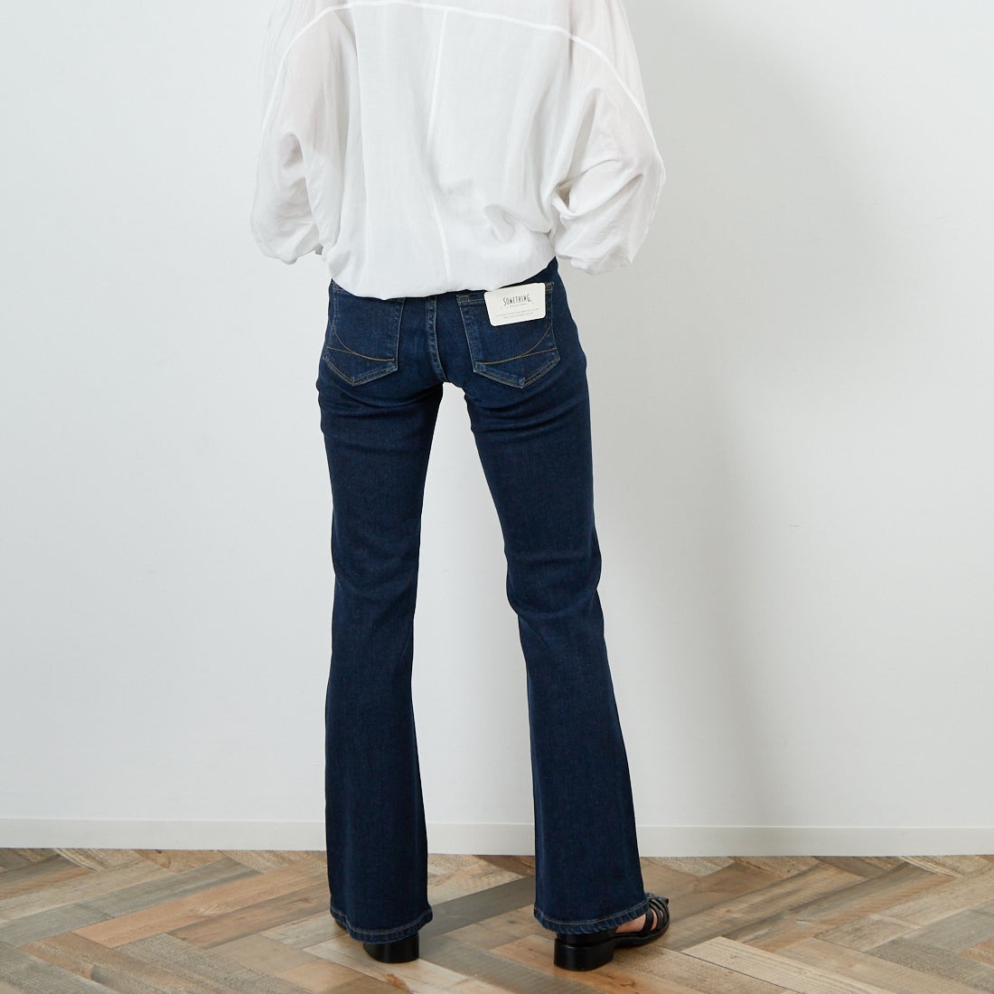 SOMETHING [サムシング] LISA フレアデニムパンツ [SKY31] 926 D.BLUE &&モデル身長：160cm 着用サイズ：26&&