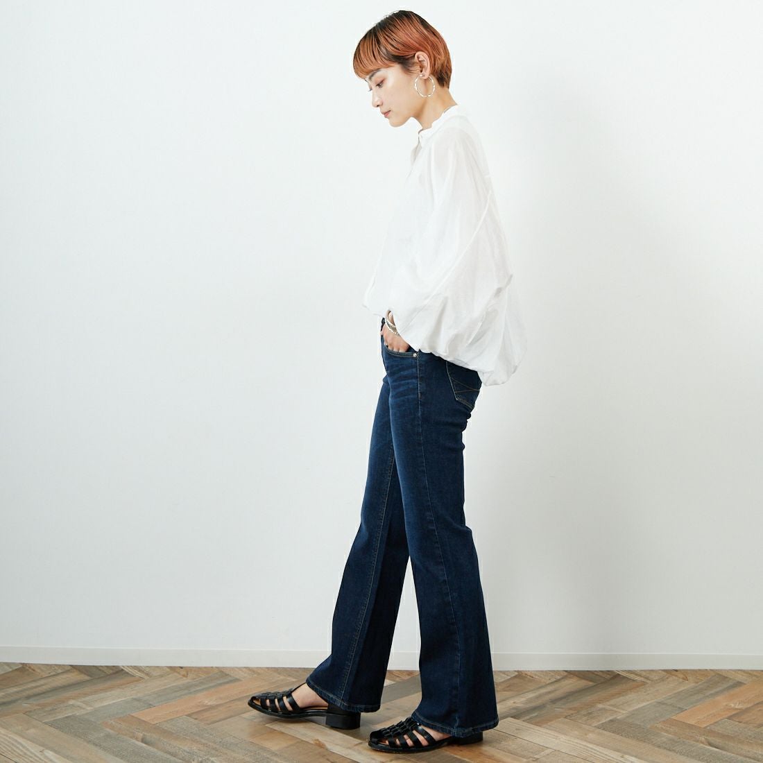 SOMETHING [サムシング] LISA フレアデニムパンツ [SKY31] 926 D.BLUE &&モデル身長：160cm 着用サイズ：26&&