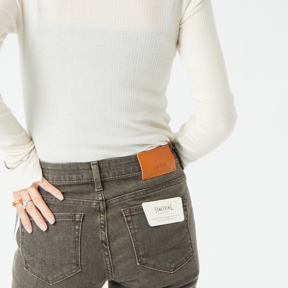 SOMETSOMETHING [サムシング] LISA フレアデニムパンツ [SKY31] 912 BROWN &&モデル身長：162cm 着用サイズ：26&&HING [サムシング] LISA フレアデニムパンツ [SKY31] 926 D.BLUE